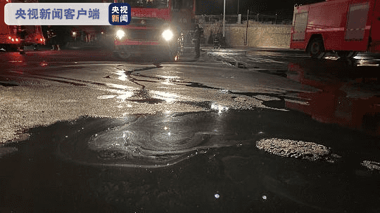 兰州一载29吨苯胺槽车发生泄露 公安交警已实施