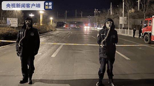 兰州一载29吨苯胺槽车发生泄露 公安交警已实施